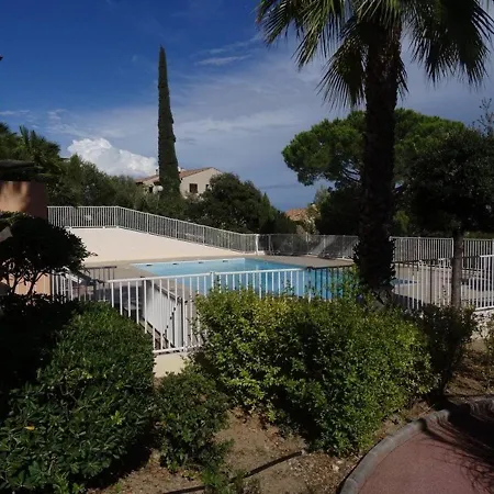 T2 A Giens Avec Grande Terrasse, Piscine Et A Proximite Des Plages - Fr-1-335-160