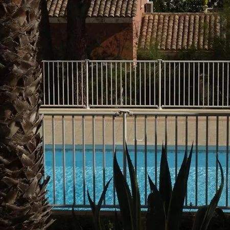 Apartment T2 A Giens Avec Grande Terrasse, Piscine Et A Proximite Des Plages - Fr-1-335-160 *